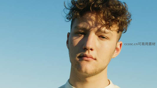 蓝天背景下年轻面孔，自然光下的清新魅力