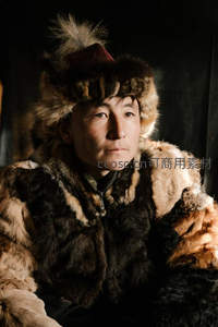 身着传统皮草服饰的男子，神情坚毅