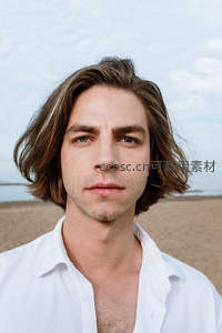 海边长发青年凝视镜头