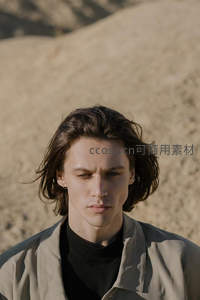 沙漠背景下的忧郁青年