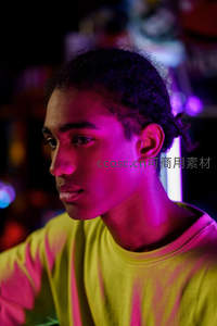 霓虹灯下青年侧颜特写