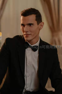 优雅绅士身着黑色礼服，佩戴蝴蝶结领结