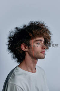 卷发男子侧脸艺术照