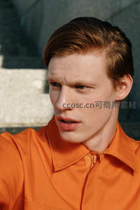 橙衣青年楼梯特写