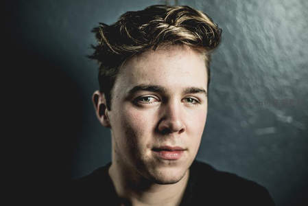 深色背景下的俊朗青年