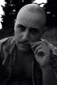 光与影交织的个性面孔