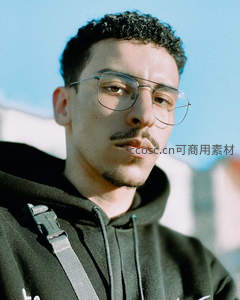 阳光下的文艺青年特写