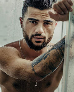 淋浴中的纹身男凝视