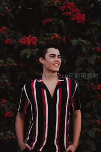 红花丛中条纹衫少年，笑容灿烂如春