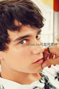 卷发青年特写，眼神深邃凝视镜头