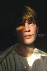 光影交错下的青年，彩虹投射眼睑