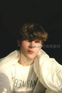 白衫青年自拍，暖光勾勒轮廓线条