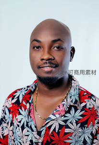 微笑的黑人男子穿着花卉图案衬衫