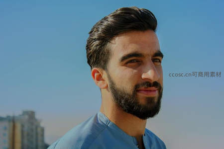 蓝天下的微笑侧颜男子