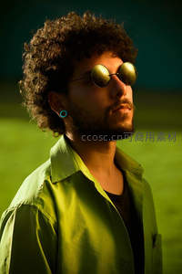 复古墨镜下的卷发潮男