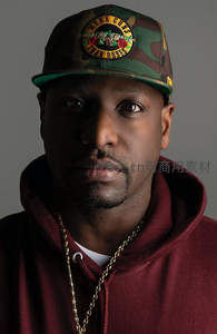 戴迷彩帽嘻哈风黑人男子