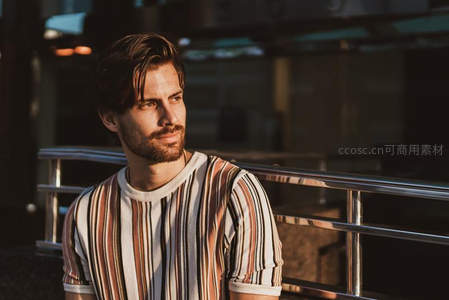 条纹衫男子黄昏阳台沉思