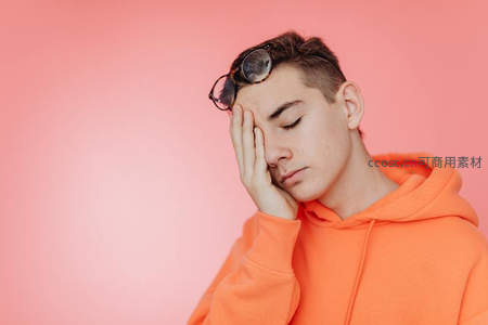 疲惫的年轻人捂额头