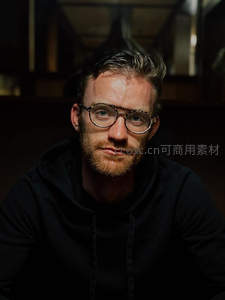 戴眼镜的沉思男子