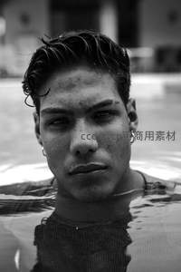 黑白水中凝视镜头的青年