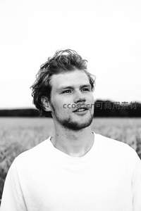 黑白田野中的沉思青年