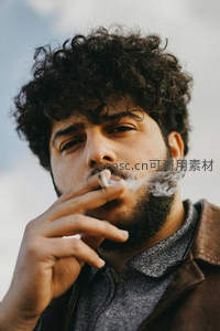 卷发男子户外抽烟烟雾缭绕