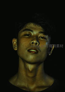 暗调光影中青年的神秘面容