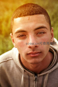 阳光下的少年微笑特写