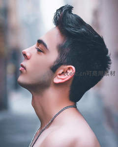 侧脸仰望天空的型男