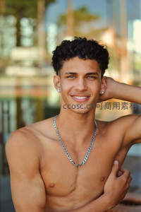 阳光下健硕青年微笑露齿