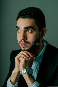 沉思男士肖像，手托下巴凝视远方