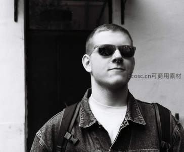 黑白街头酷男戴墨镜背包出行