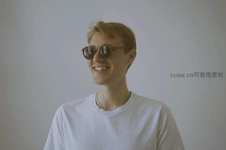 戴墨镜微笑的年轻男子