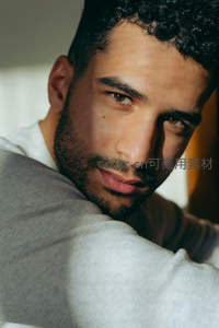 深邃眼神的卷发男士特写