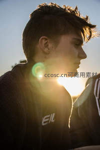 逆光中沉思的少年侧影