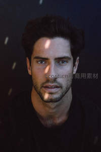 光影下的年轻男子面部特写