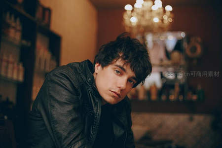 皮衣青年酒吧内忧郁凝视
