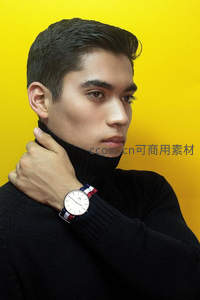 黑衣青年手抚高领凝视远方