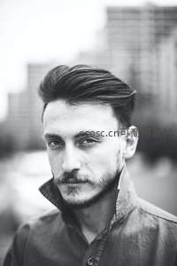 都市背景下的绅士侧颜写真