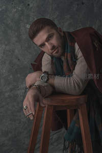 复古绅士倚凳抽烟戴腕表