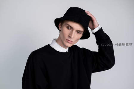 时尚青年戴帽造型简约写真