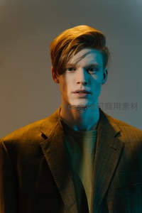 光影交错西装青年冷峻肖像