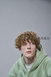 浅绿连帽衫卷发少年仰望镜头