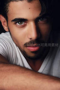 深邃眼神特写男性魅力肖像