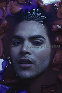 紫光浴中男子梦幻特写