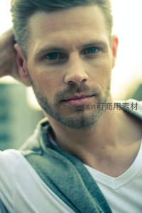 成熟男士阳光下凝视镜头