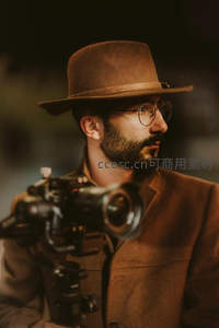 戴帽摄影师专注拍摄瞬间