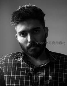 黑白肖像中的沉思男子