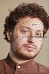 贴满标语创可贴的创意脸庞