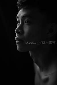 侧脸轮廓在暗影中凝视远方